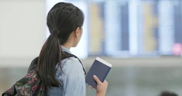 Vrouw Met Paspoort Luchthaven Reizen — Stockfoto