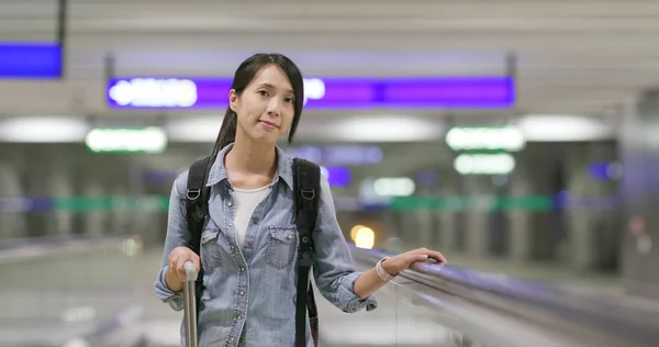 女性の行く旅行 空港で荷物を運ぶ — ストック写真
