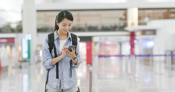 Γυναίκα Που Χρησιμοποιούν Κινητό Τηλέφωνο Στο Αεροδρόμιο — Φωτογραφία Αρχείου