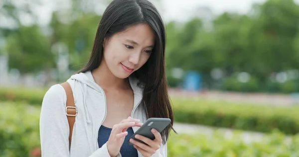 Woman Using Mobile Phone Sending Message Outdoor — Stock Photo, Image