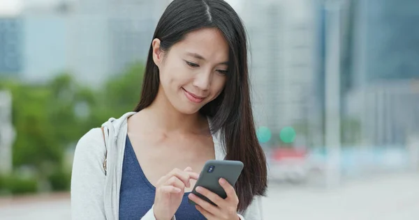 Mujer Que Envía Sms Teléfono Celular Ciudad Shenzhen —  Fotos de Stock