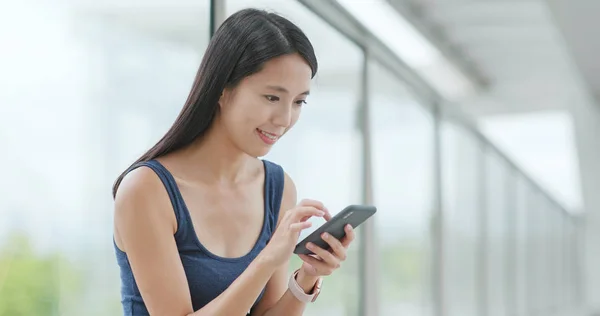 Mulher Usando Smartphone Cidade Shenzhen — Fotografia de Stock