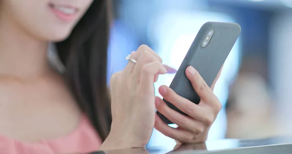 Donna Utilizzando Smartphone Con Sfocatura Vista Sfondo — Foto Stock