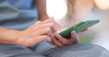 Cep telefonu kullanan kadına yakınlaş