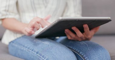 Tablet bilgisayar kullanan kadın