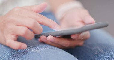 Cep telefonu kullanan kadın 