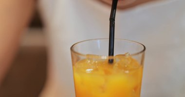 Buzlu şeftali çay bardak kadın