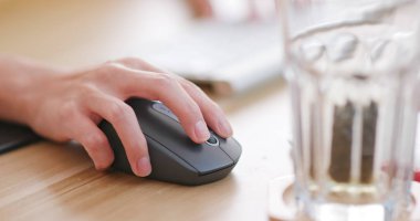 bilgisayar klavye üzerinde tipik kadın