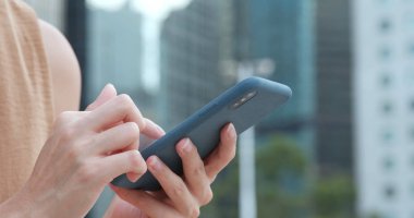 Cep telefonu kullanan kadına yakınlaş