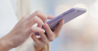 Şehirde cep telefonu kullanan kadın