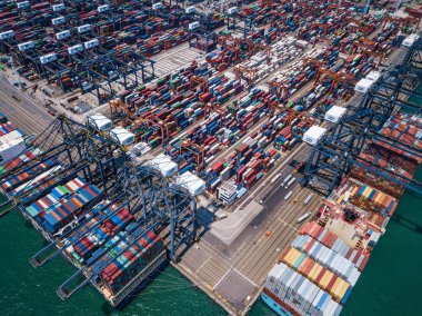Kwai Tsing, Hong Kong - 02 Mayıs, 2018: Hong Kong konteyner terminal bağlantı noktası üzerinden Drone fly