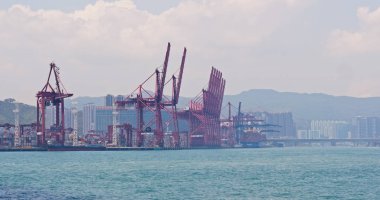 Kwai Tsing, Hong Kong - 02 Mayıs, 2018: konteyner terminal bağlantı noktası