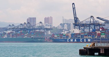 Kwai Tsing, Hong Kong - 02 Mayıs, 2018: konteyner terminal bağlantı noktası