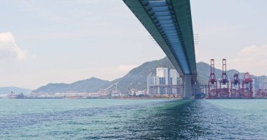 Kwai Tsing, Hong Kong - 02 Mayıs, 2018: Hong Kong konteyner terminal bağlantı noktası ve taşçı Köprüsü