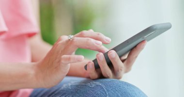 Cep telefonuyla alışveriş merkezi içinde kadının yakın çekim