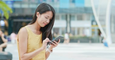 Kadın seyahat Shenzhen şehri ve istimal hareket eden telefon