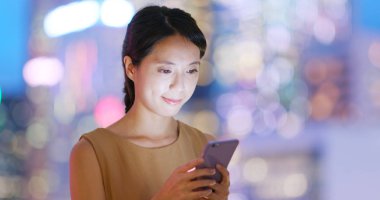 Kadın geceleri cep telefonunuzun SMS gönderme