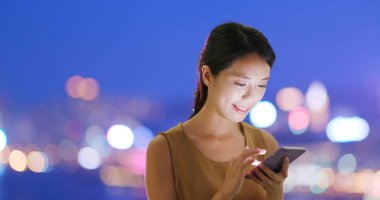 Şehir cep telefonu kontrol kadın