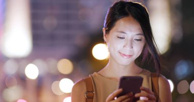 Kadın geceleri cep telefonunuzun SMS gönderme