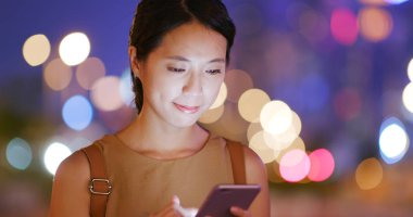 Cep telefonuyla şehirde gece kadın