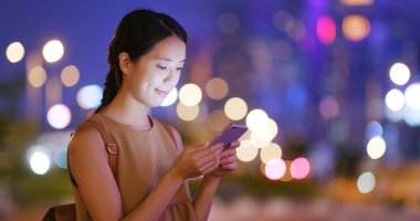 Kadın geceleri cep telefonu şehrin üzerinde SMS gönderme