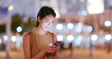 Kentin açık, cep telefonu kullanan kadın