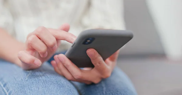 Woman Using Mobile Phone — Stock Photo, Image