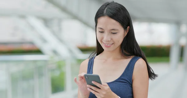 Mujer Enviando Sms Teléfono Móvil Ciudad Shenzhen —  Fotos de Stock