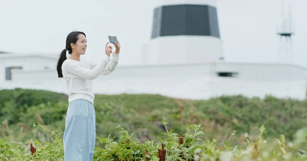 Mujer Asiática Usando Teléfono Celular Para Tomar Fotos Aire Libre — Foto de Stock