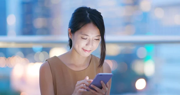 Mulher Usando Telefone Celular Para Line Noite — Fotografia de Stock