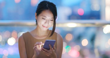 Cep telefonu için online geceleri kullanan kadın