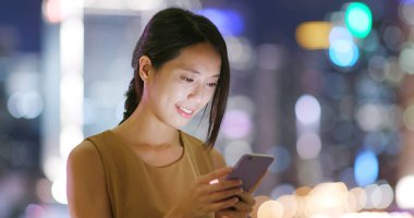 Kadın geceleri cep telefonunuzun SMS gönderme