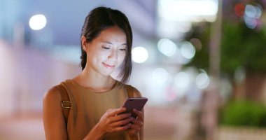 Şehirde cep telefonu kullanan kadın