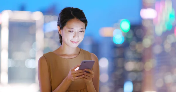Mulher Usando Telefone Celular Noite — Fotografia de Stock
