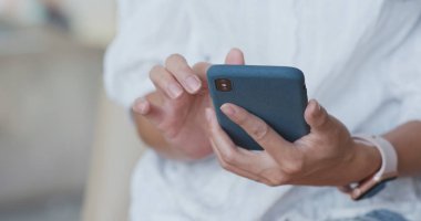 Cep telefonu kullanan kadına yakınlaş