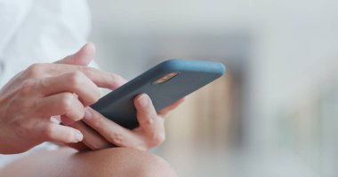 Cep telefonu kullanan kadına yakınlaş