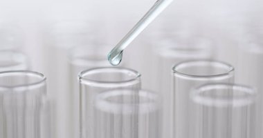 Pipet damla damla bir test tüpleri içine