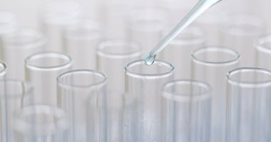 Pipet damla damla bir test tüpleri içine