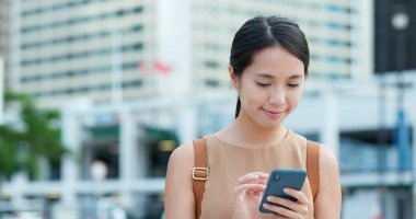 Online cep telefonu kullanan kadın