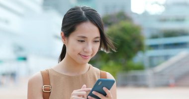 Online cep telefonu kullanan kadın