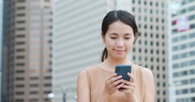 Sokakta Smartphone kullanan kadın