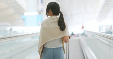 Kadın bavulunu Hong Kong Havaalanı'nda bir gezi için gitmek