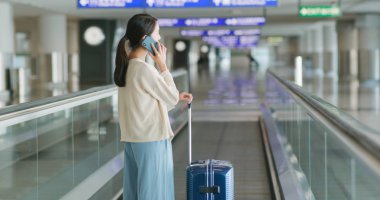 Kadın havaalanında cep telefonu üzerinde söz