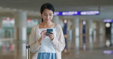 Havaalanında Smartphone kullanan kadın