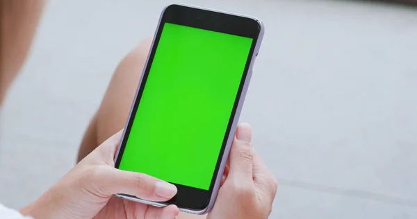 Chroma Anahtar Yeşil Ekran Ile Akıllı Telefon Kullanan Kadın — Stok fotoğraf