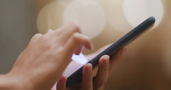 Frau Benutzt Smartphone Mit Verschwommenem Hintergrund — Stockfoto