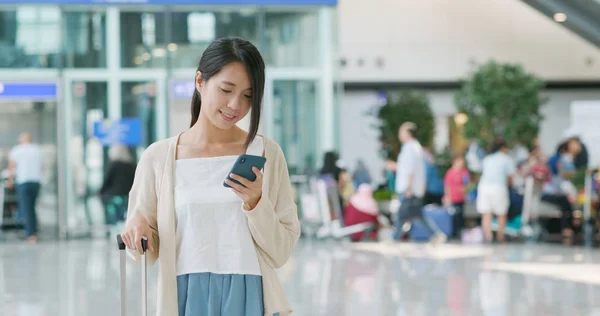 Žena Používající Mobilní Telefon Letišti — Stock fotografie