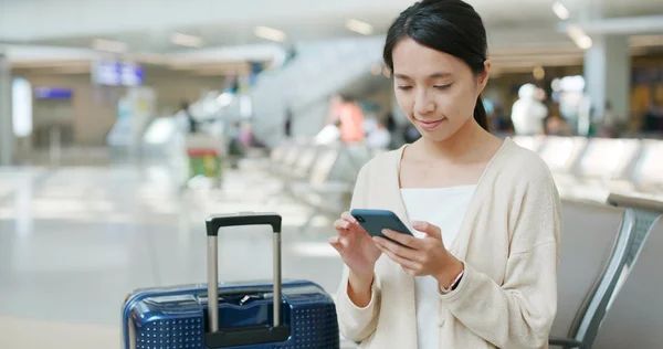 Žena Používající Mobilní Telefon Letišti — Stock fotografie