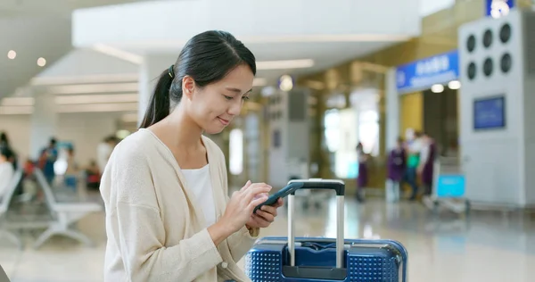 在机场中使用移动电话的女人 — 图库照片