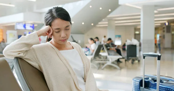 Ασιατικές Γυναίκα Στον Ύπνο Στο Αεροδρόμιο — Φωτογραφία Αρχείου